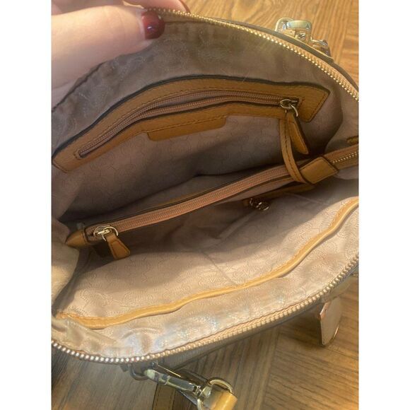Michael Kors tan shoulder/crossbody strap medium size inside pockets zip up bag - Picture 6 of 10